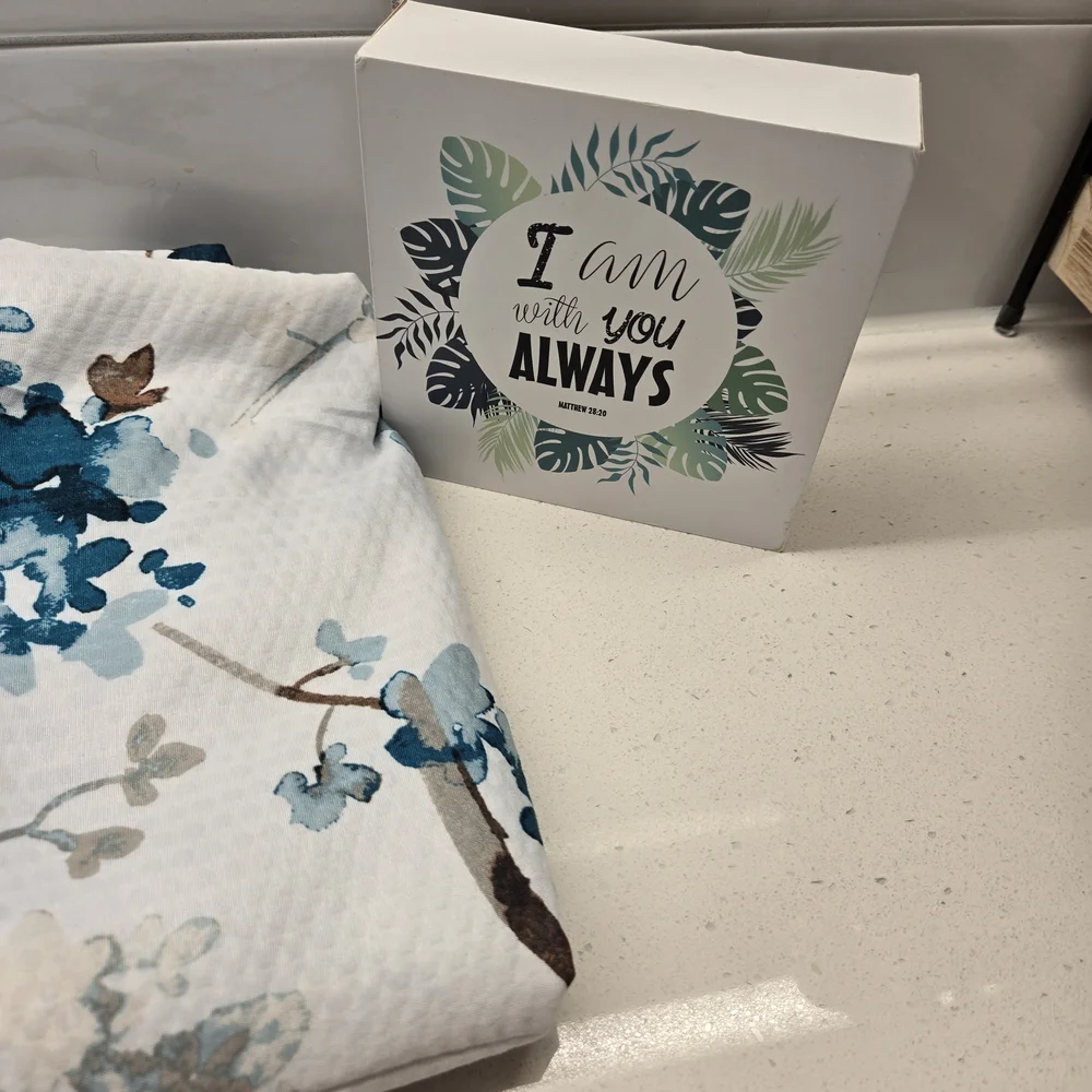 Floral Blue and White Decor For Bathroom